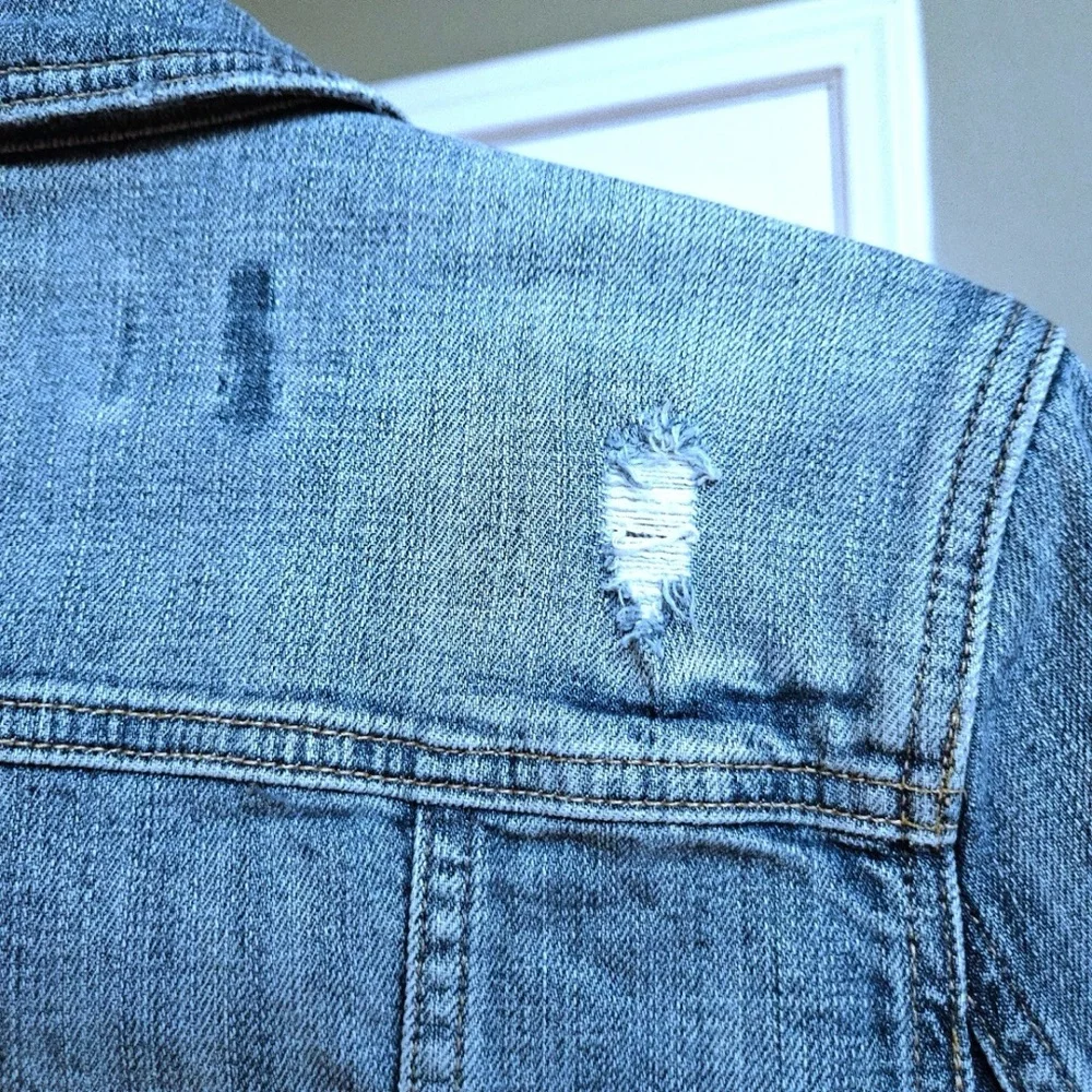 Treasure & Bond Women’s Distressed Blue Jean Jacket, Size Medium - Picture 4 of 11
